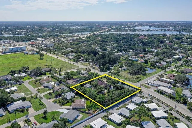 $795,000 | 424 Albee Road West, Unit 1, Nokomis, FL 34275