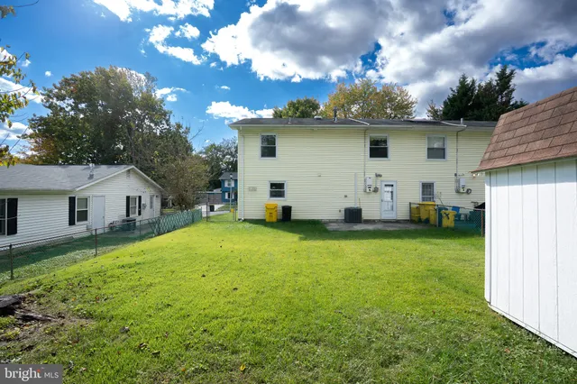 a view of a house with backyard