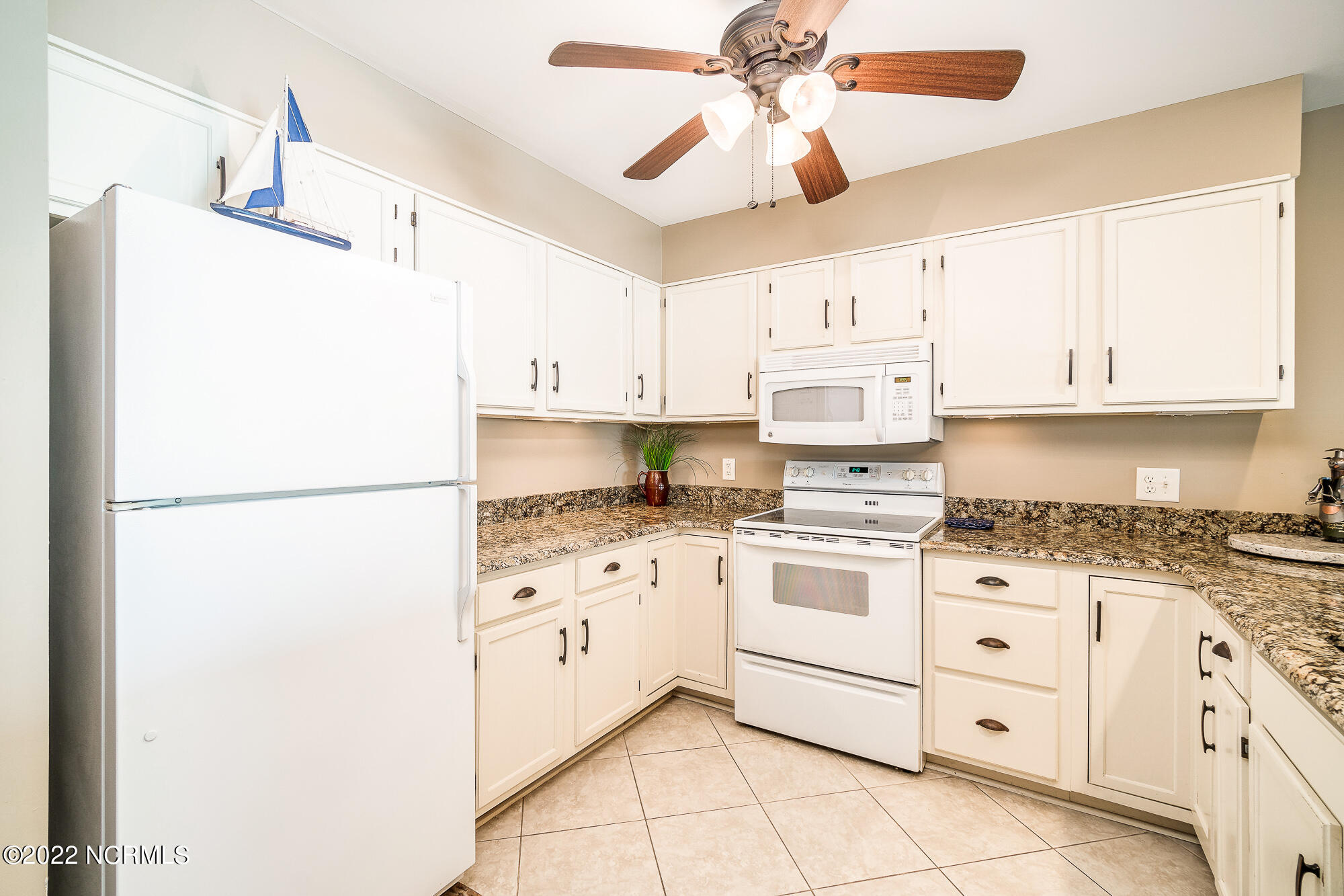 525 Salter Path Road, Unit A4 Atlantic Beach, NC 28512 - Photo 19 of 37 Kitchen w/ peninsula seating