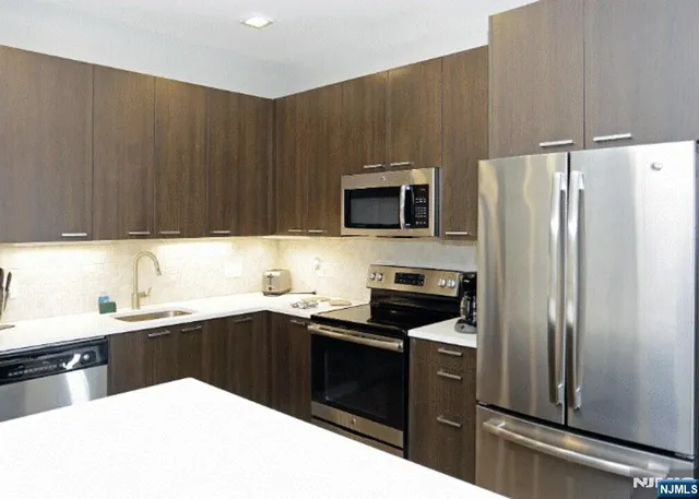 $2,500 | 295 Polifly Road, Hackensack, NJ 07601