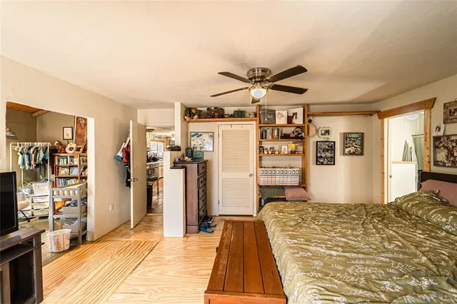 a view of a livingroom with furniture