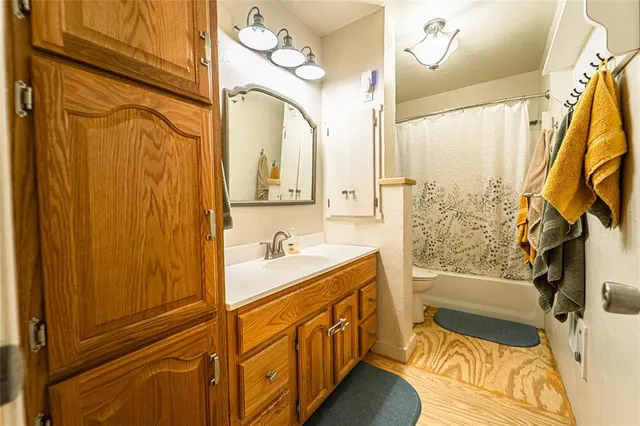 a view of a house with backyard