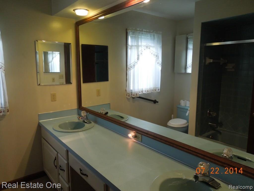 2124 Reid Road Flint, MI 48507 - Photo 10 of 25 Full Bath