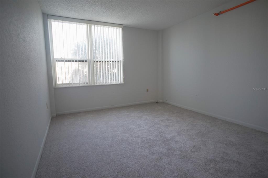 400 Island Way, Unit 308 Clearwater, FL 33767 - Photo 13 of 32 an empty room with a window