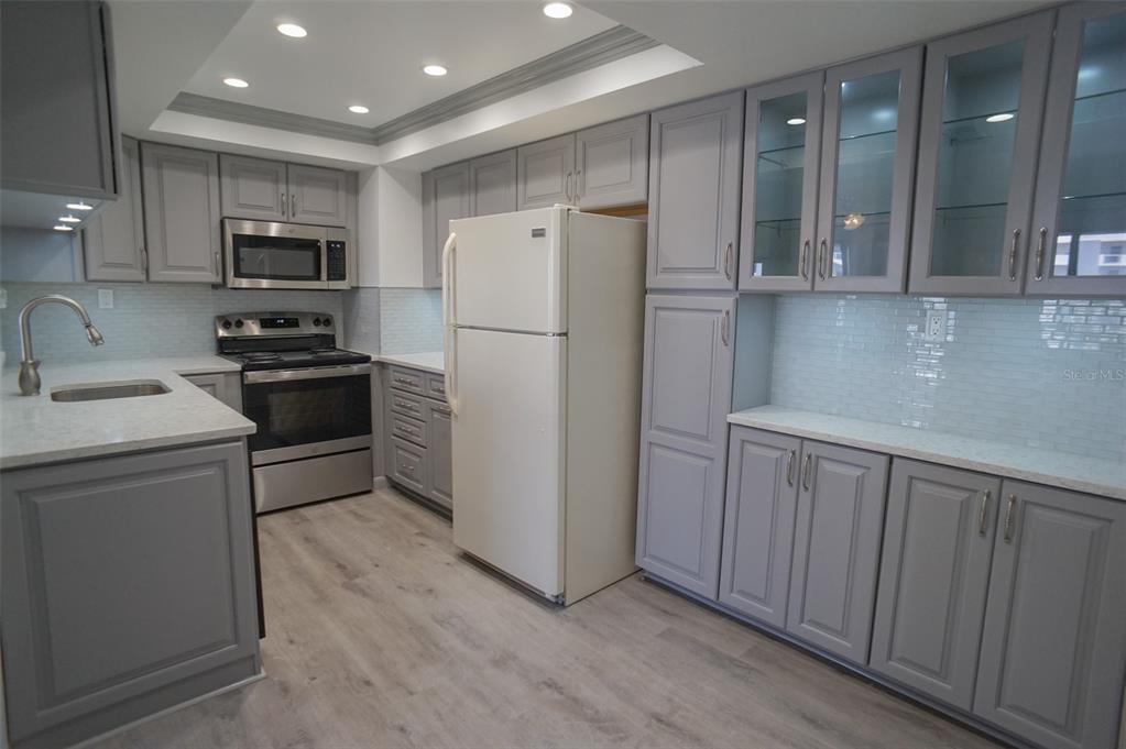 400 Island Way, Unit 308 Clearwater, FL 33767 - Photo 5 of 32 a kitchen with a refrigerator sink and microwave