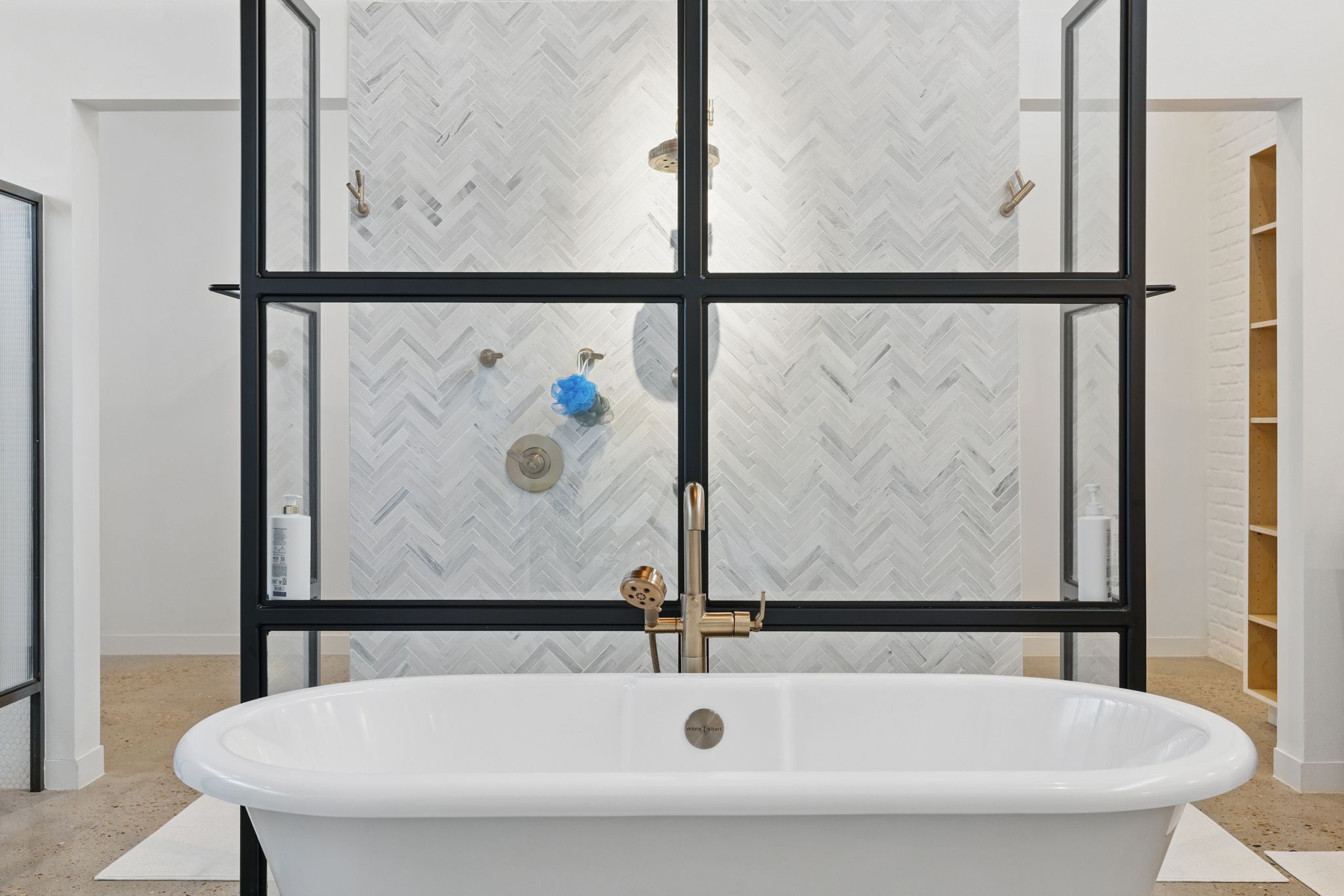 6010 Nasco Drive Austin, TX 78757 - Photo 22 of 34 a bathroom with a bathtub