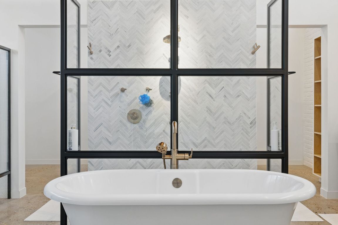 6010 Nasco Drive Austin, TX 78757 - Photo 22 of 34 a bathroom with a bathtub