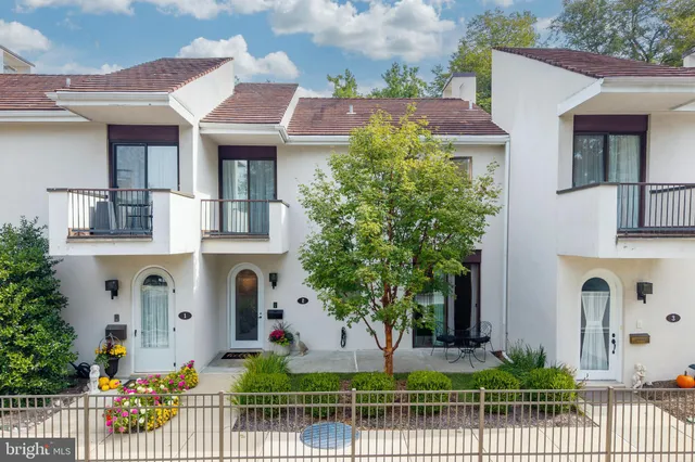 $525,000 | 2 Ile Dhuyere, Unit 2, Devon, PA 19333