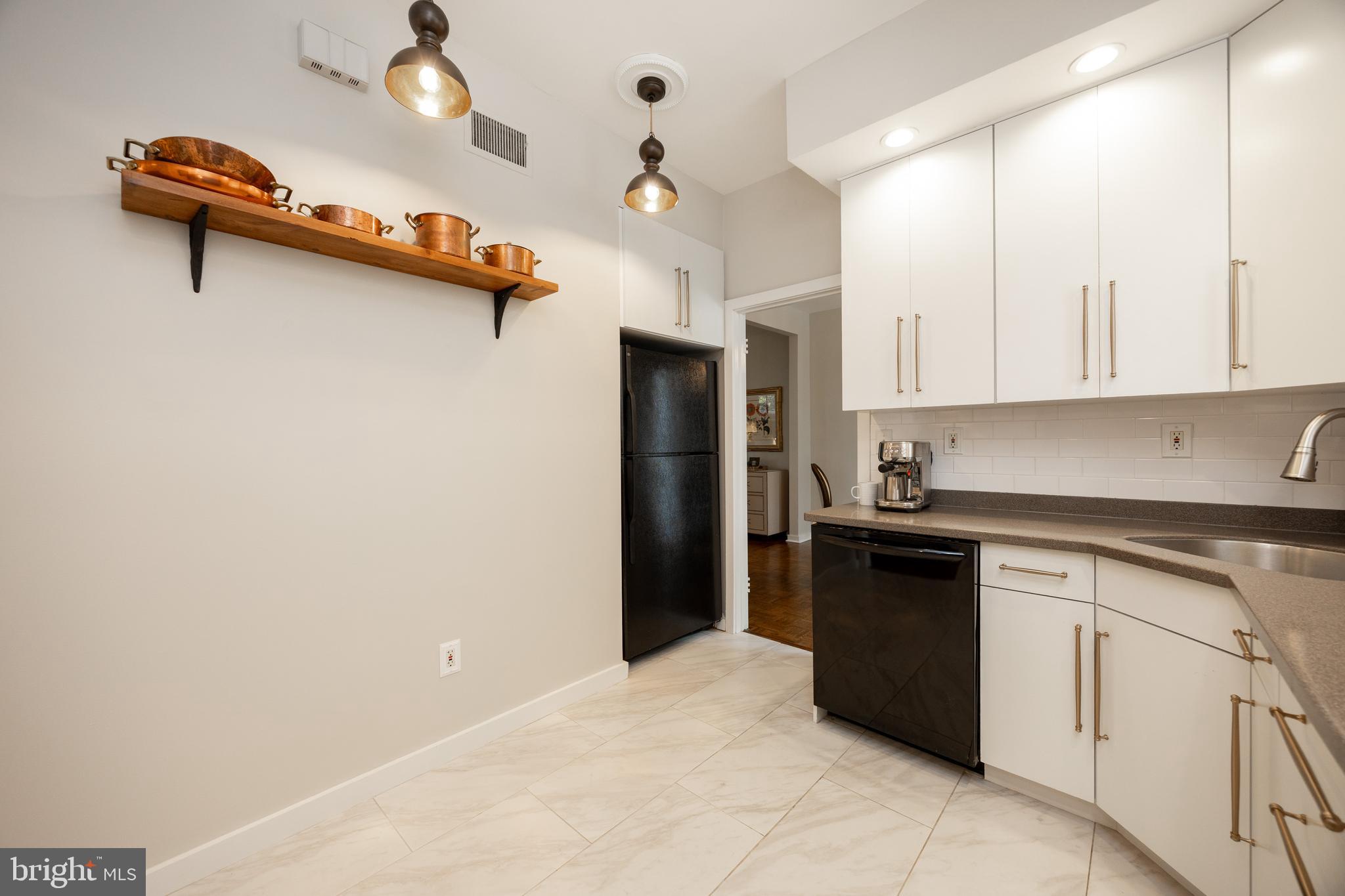 2 Ile Dhuyere, Unit 2 Devon, PA 19333 - Photo 14 of 56