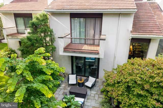 $525,000 | 2 Ile Dhuyere, Unit 2, Devon, PA 19333