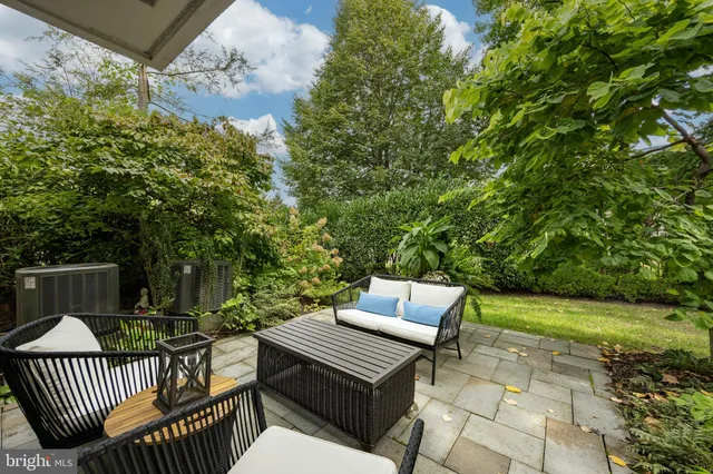 $525,000 | 2 Ile Dhuyere, Unit 2, Devon, PA 19333