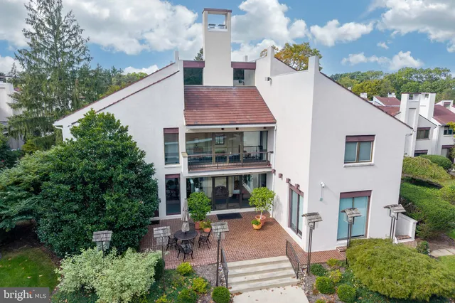 $525,000 | 2 Ile Dhuyere, Unit 2, Devon, PA 19333