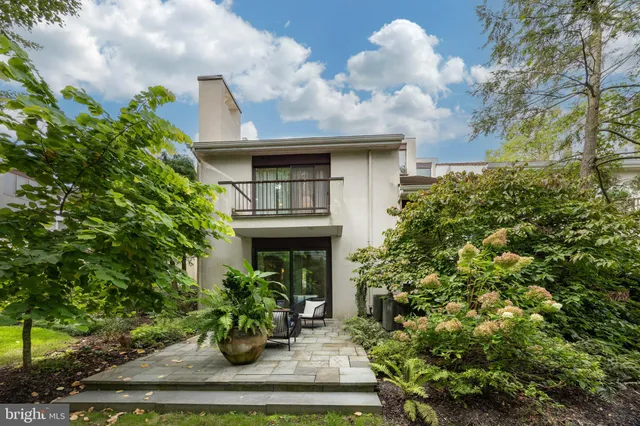 $525,000 | 2 Ile Dhuyere, Unit 2, Devon, PA 19333