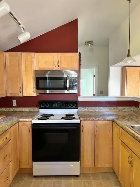 1082 State Road Eliot, ME 03903 - Photo 12 of 38 IMG_0385