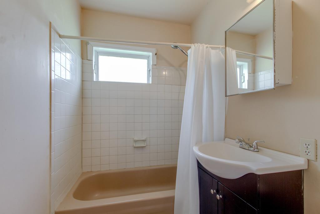 4314 Kinneys Road Springfield, TN 37172 - Photo 22 of 28 a bathroom with a sink and a bathtub