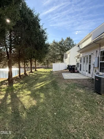 a view of yard with tree