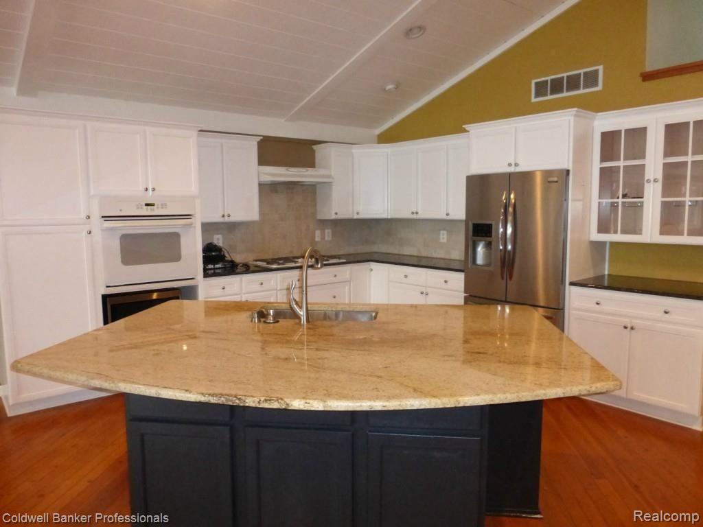 9653 Norman Road Clarkston, MI 48348 - Photo 12 of 39 island 2.jpg