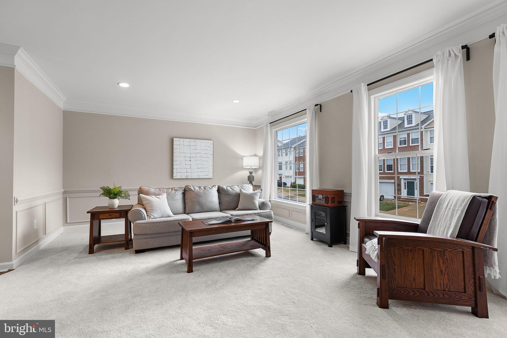 15686 Avocet Loop Woodbridge, VA 22191 - Photo 4 of 33 a living room with furniture and a lamp