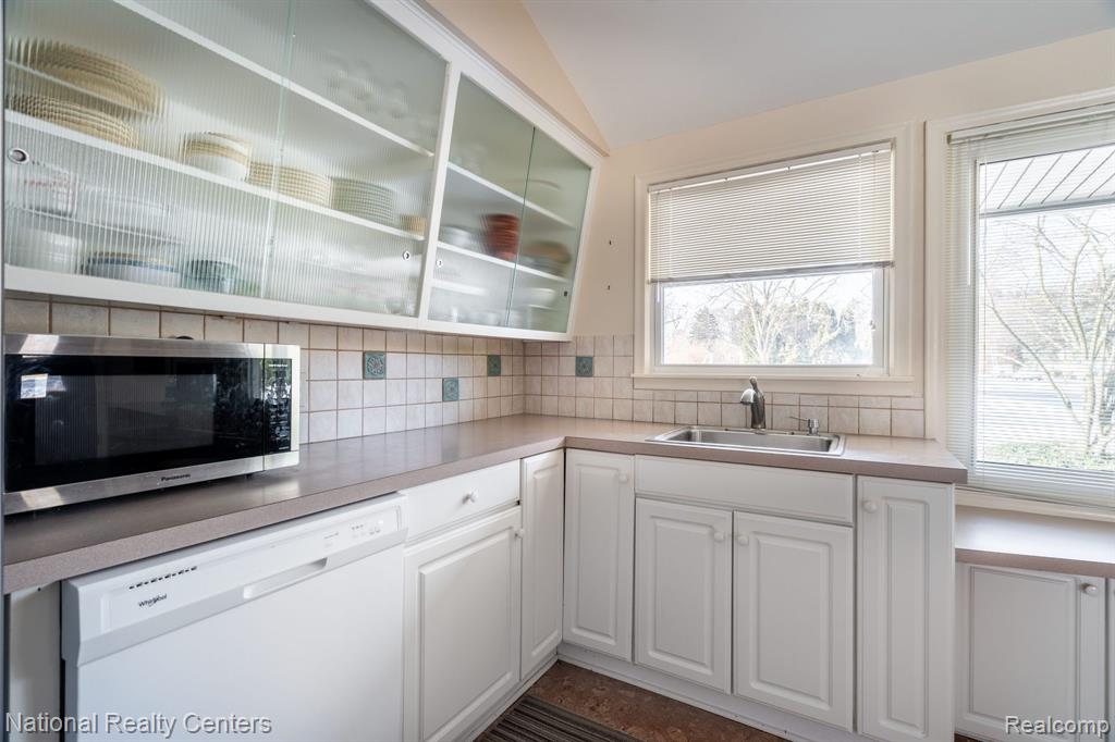 1648 Welch Road Walled Lake, MI 48390 - Photo 10 of 30 Gallery Image 10