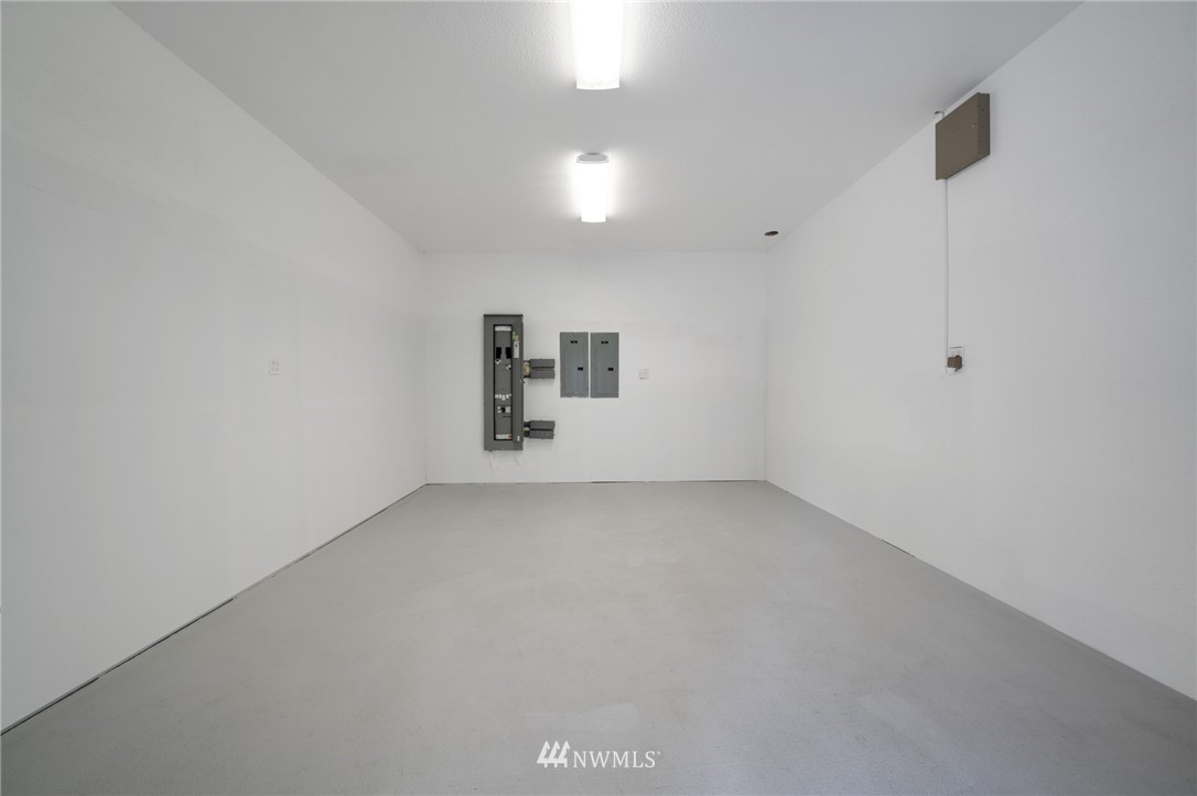 29122 Cedar Ponds Road Monroe, WA 98272 - Photo 22 of 25 an empty room with windows