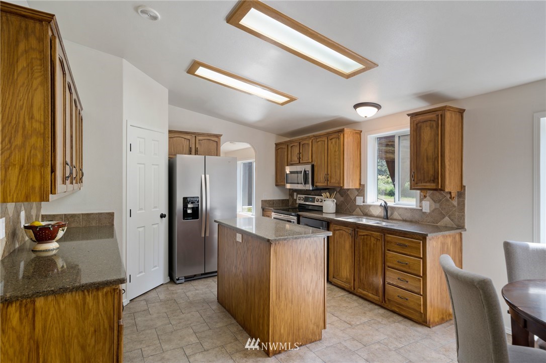 29122 Cedar Ponds Road Monroe, WA 98272 - Photo 9 of 25 a kitchen with stainless steel appliances granite countertop a sink stove and refrigerator