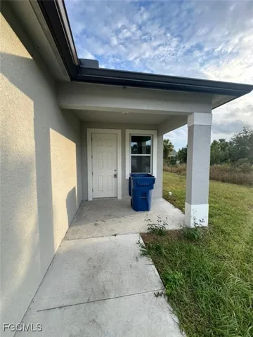 a view of a house with backyard and porch