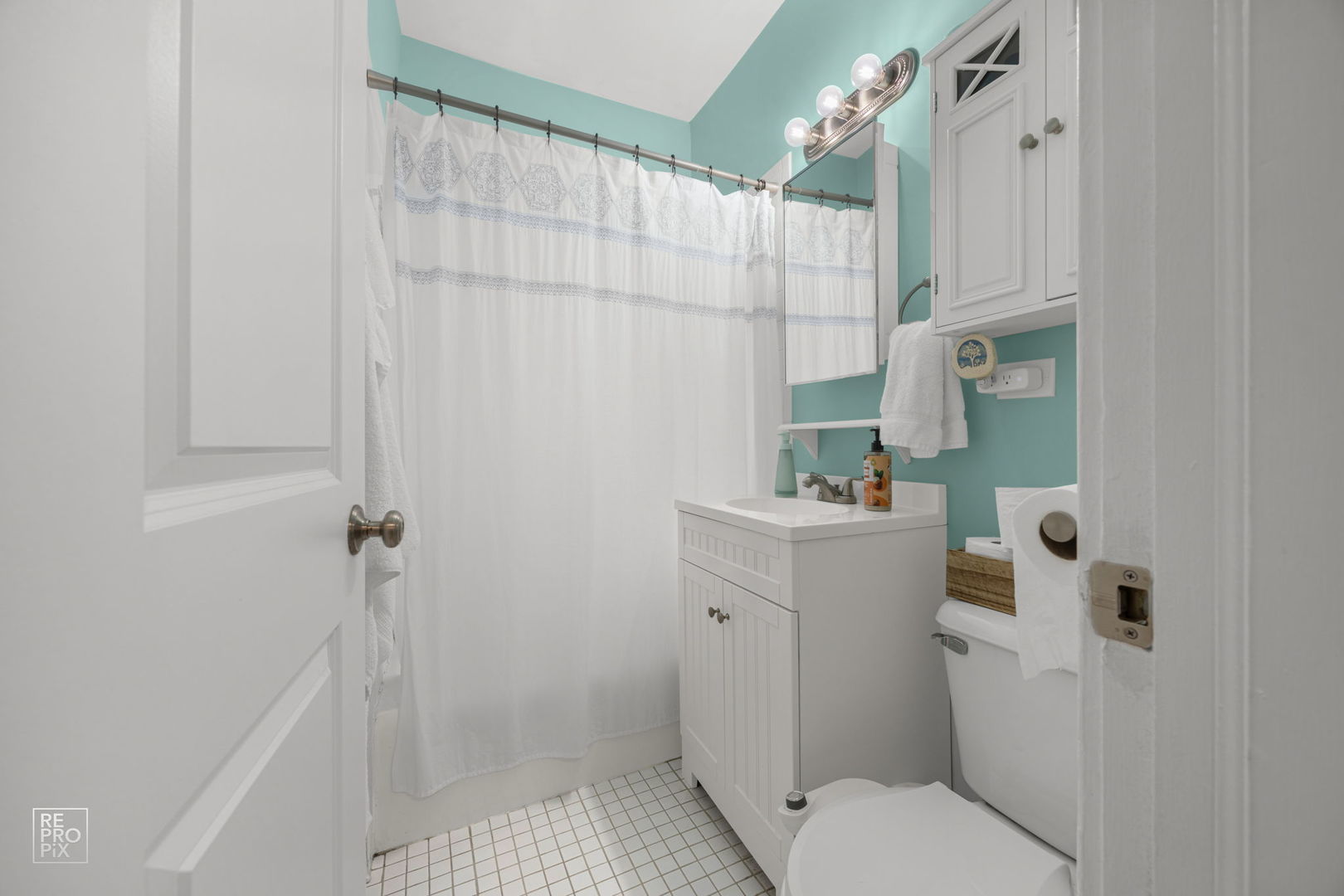 853 West Carmen Avenue, Unit 2D Chicago, IL 60640 - Photo 15 of 22 a bathroom with a sink a toilet and shower