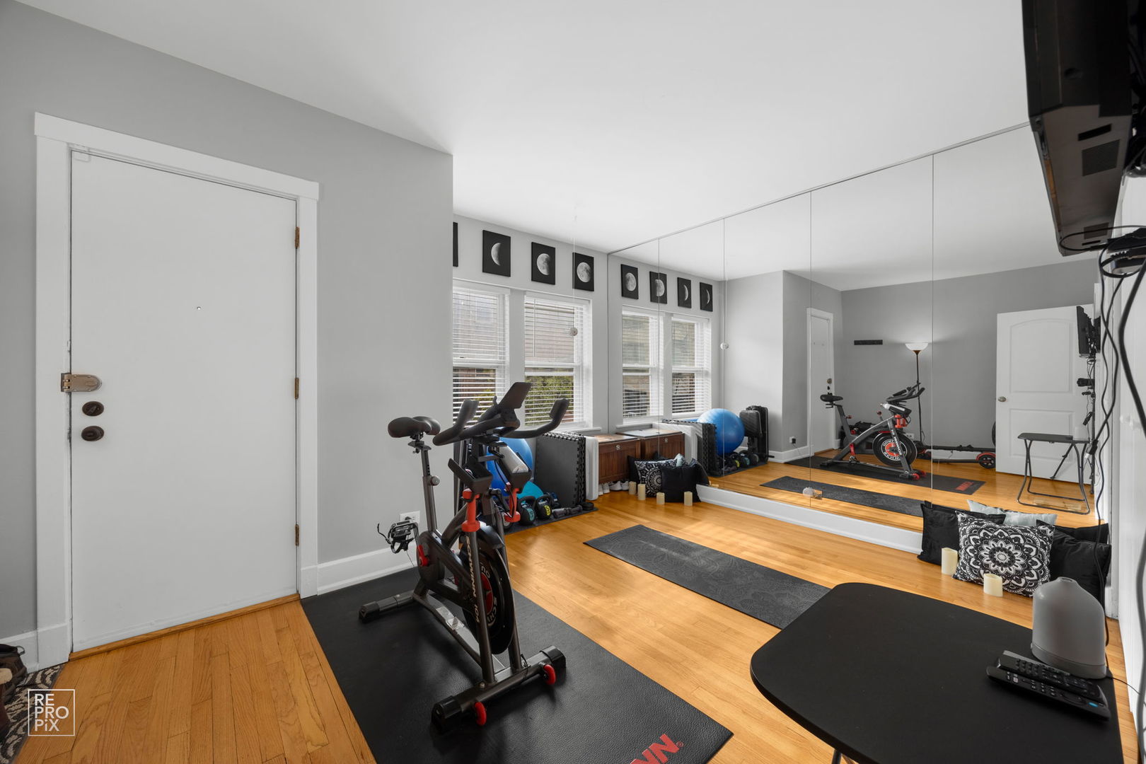853 West Carmen Avenue, Unit 2D Chicago, IL 60640 - Photo 18 of 22 a view of a room with gym equipment