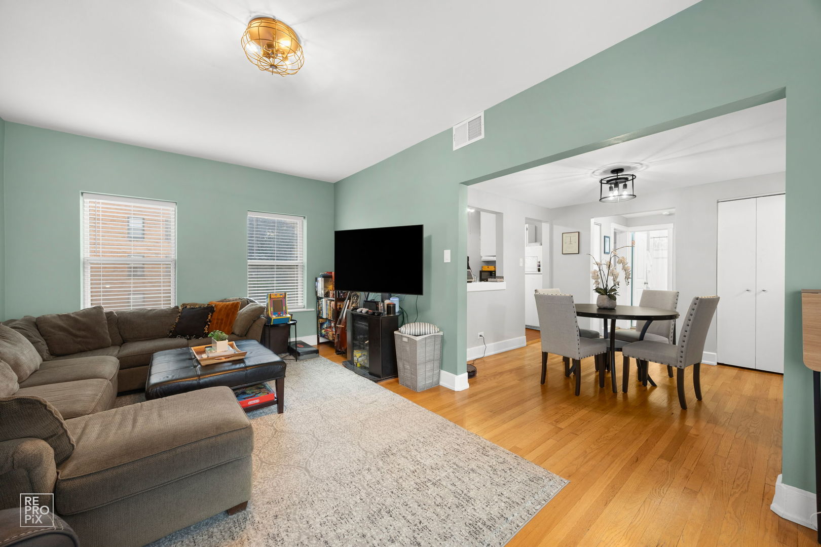 853 West Carmen Avenue, Unit 2D Chicago, IL 60640 - Photo 5 of 22 a living room with furniture and a flat screen tv
