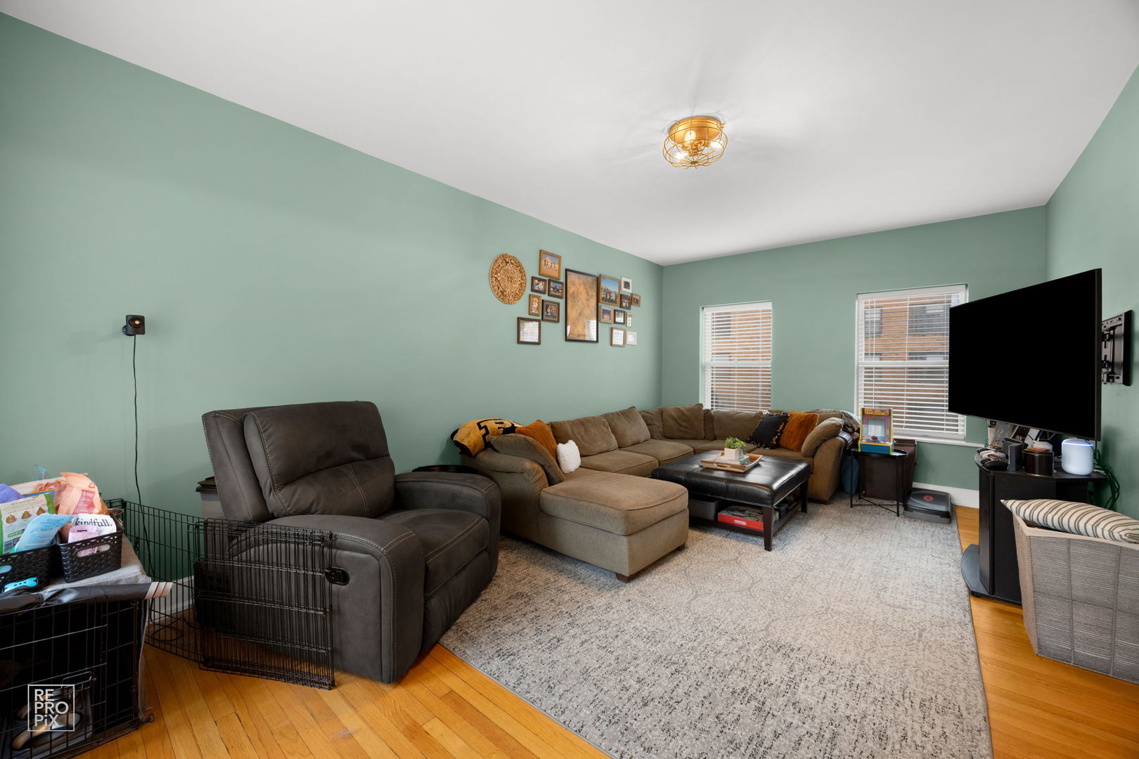 853 West Carmen Avenue, Unit 2D Chicago, IL 60640 - Photo 6 of 22 a living room with furniture and a flat screen tv