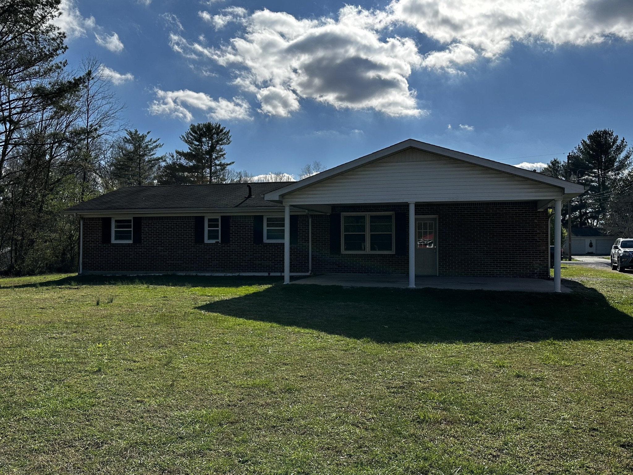 71 Hillcrest Villa Road Manchester, TN 37355 - Photo 43 of 47 a front view of a house with a garden