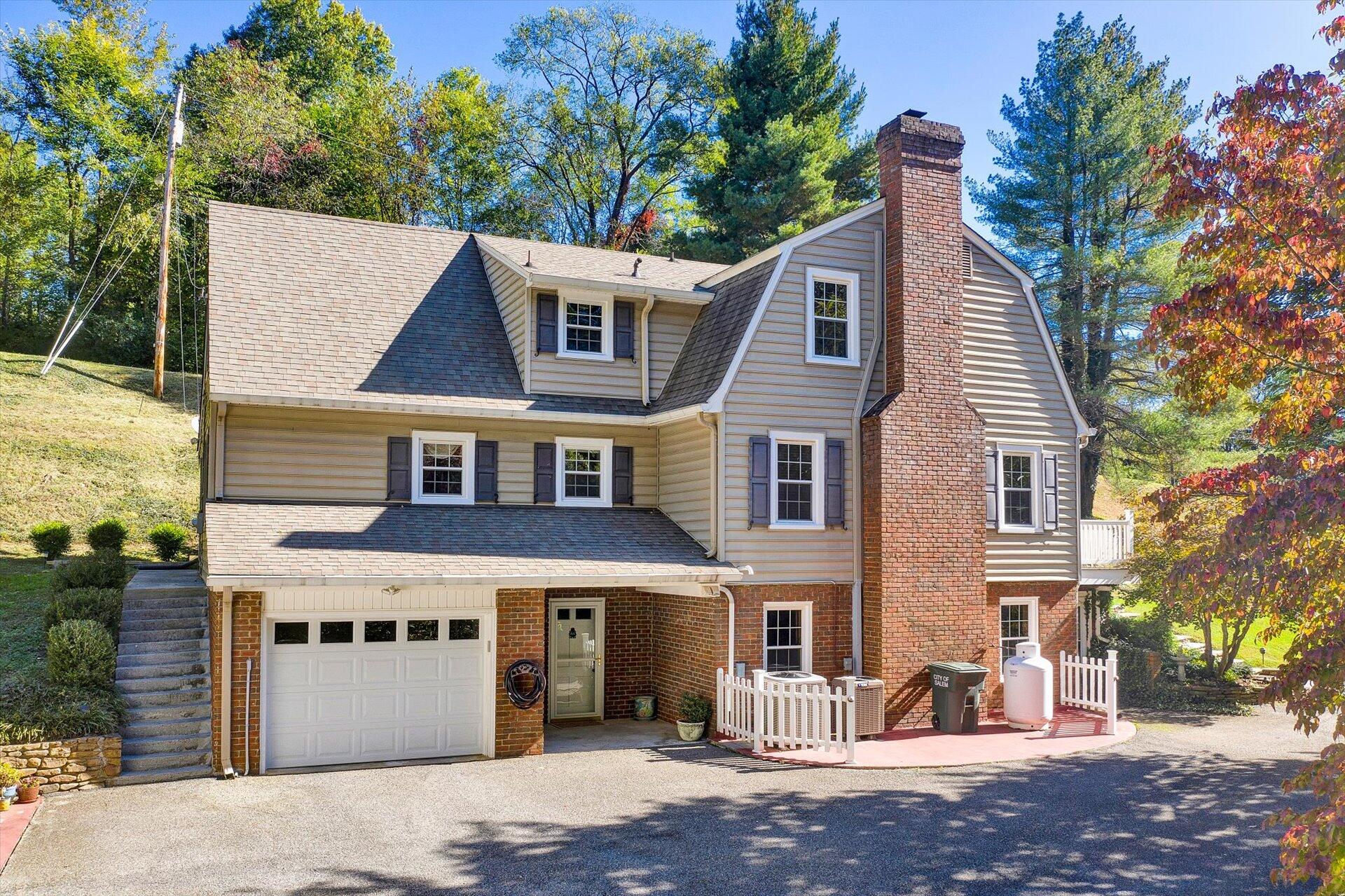 851 Honeysuckle Road Salem, VA 24153 - Photo 3 of 50 03-101820210047