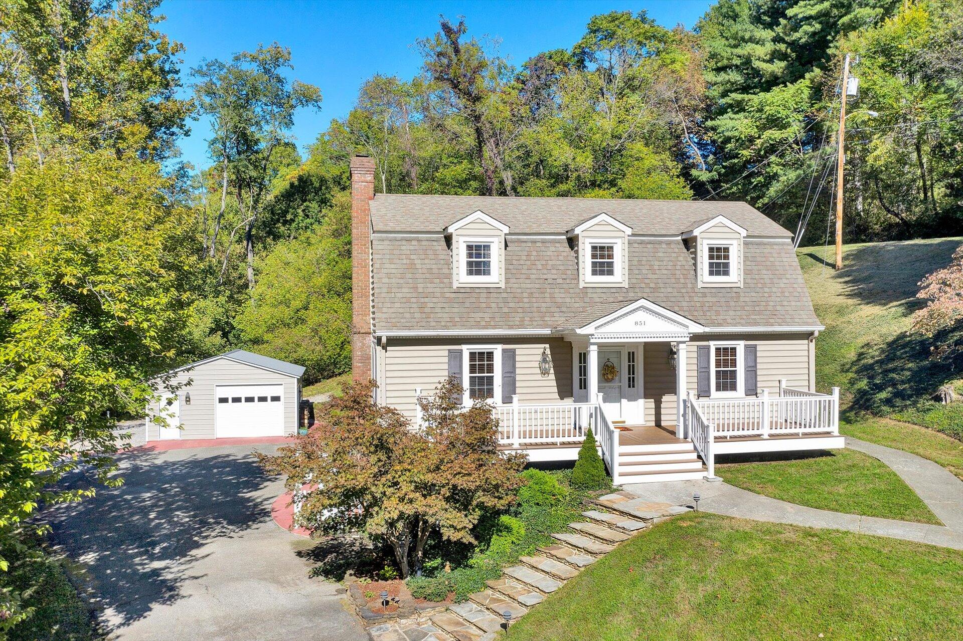 851 Honeysuckle Road Salem, VA 24153 - Photo 4 of 50 04-101820210050
