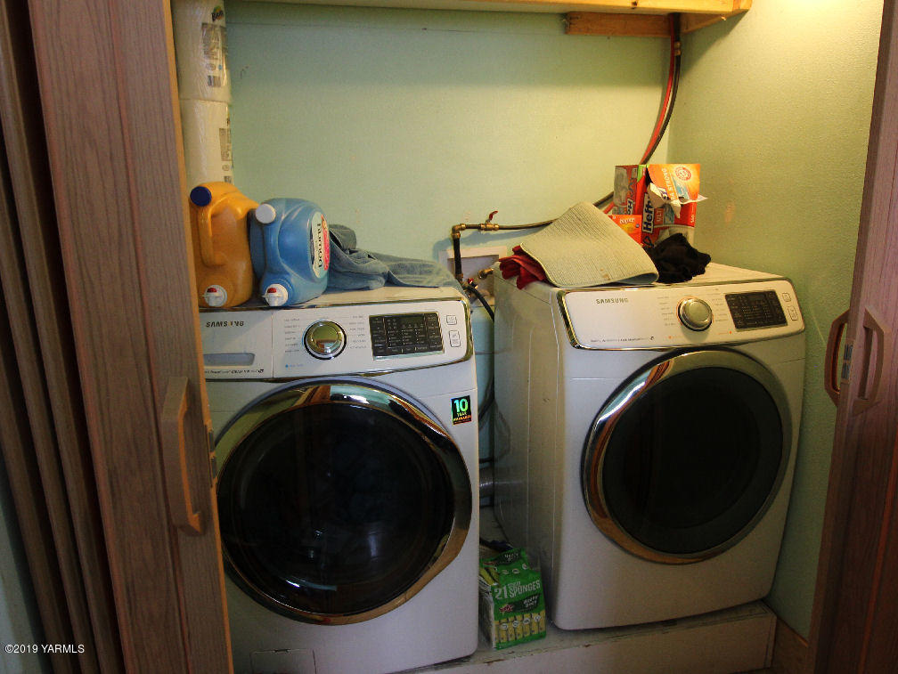 1615 Beaudry Road Yakima, WA 98901 - Photo 11 of 23 a utility room with dryer and washer