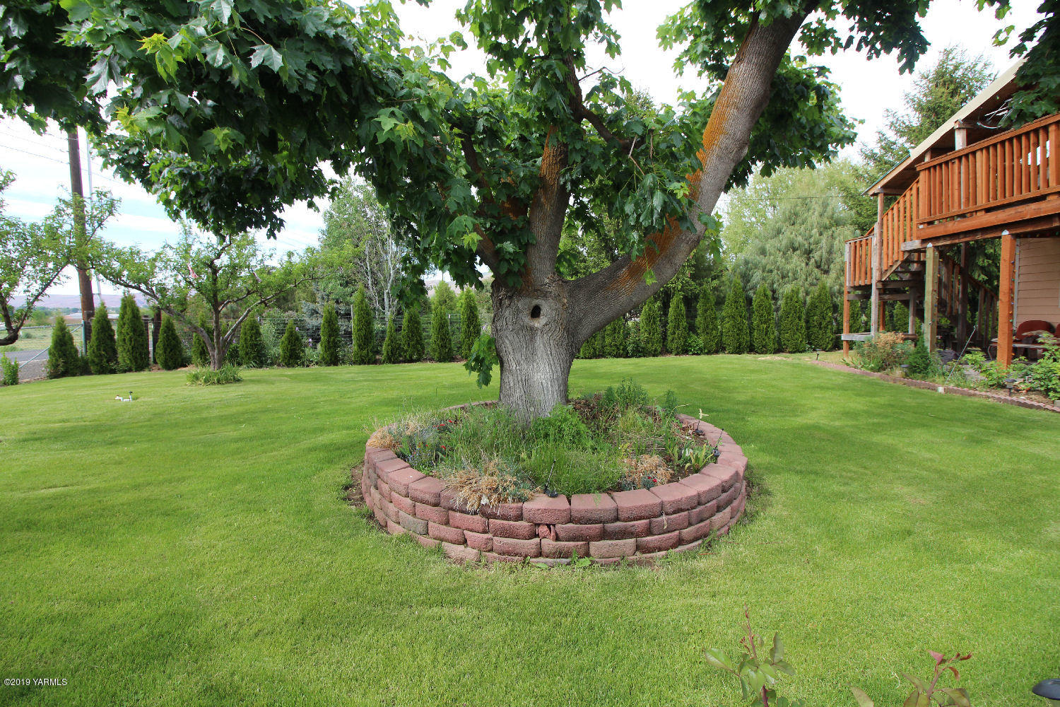 1615 Beaudry Road Yakima, WA 98901 - Photo 21 of 23 a garden with a fountain