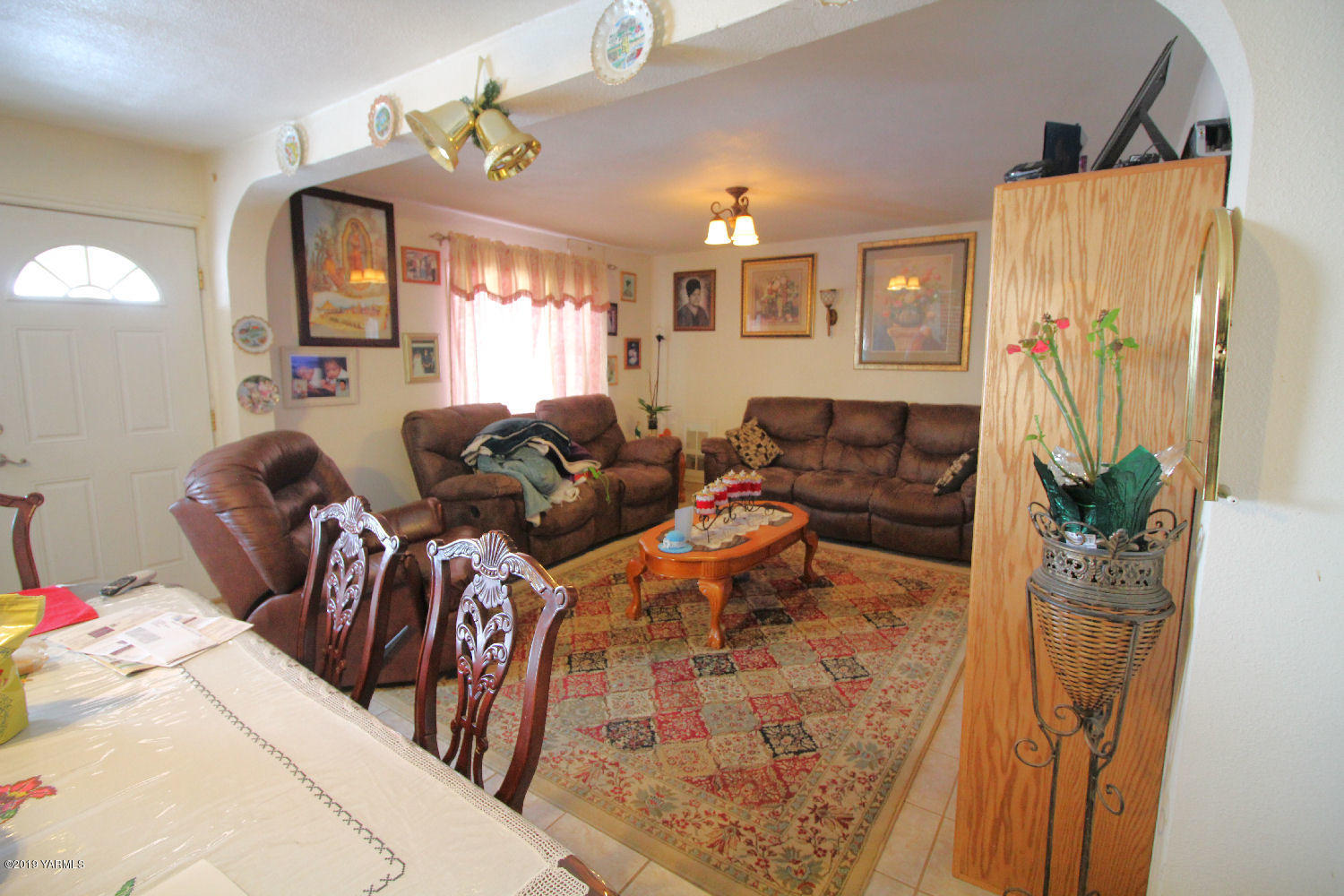 1615 Beaudry Road Yakima, WA 98901 - Photo 5 of 23 a living room with furniture and a chandelier