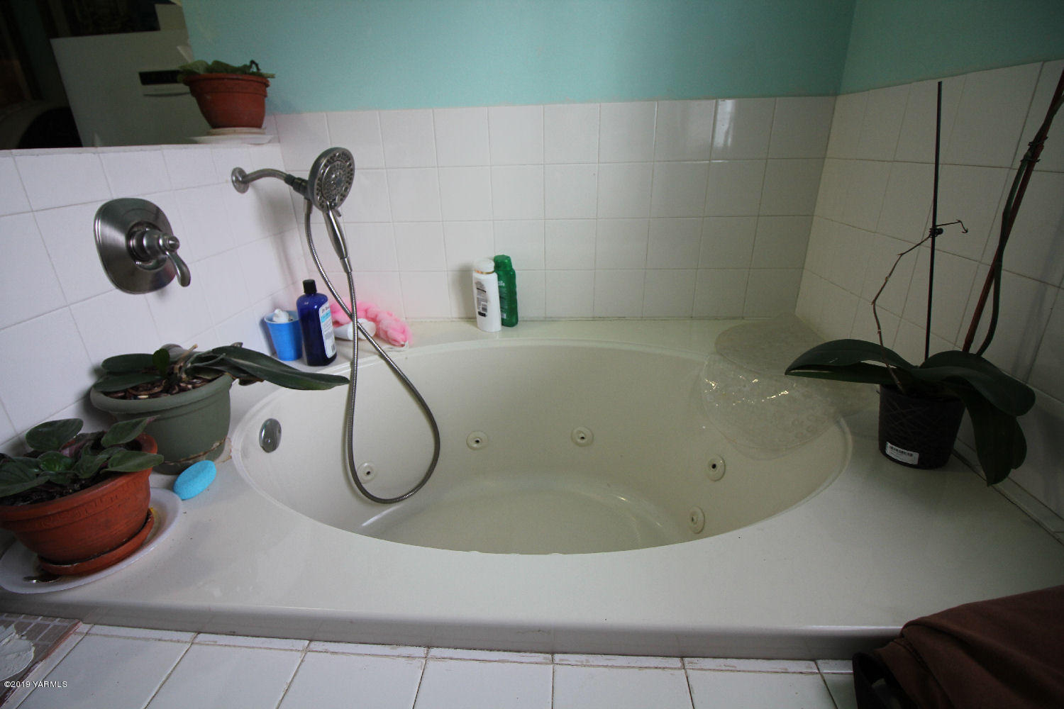 1615 Beaudry Road Yakima, WA 98901 - Photo 10 of 23 a bathroom with a tub and sink