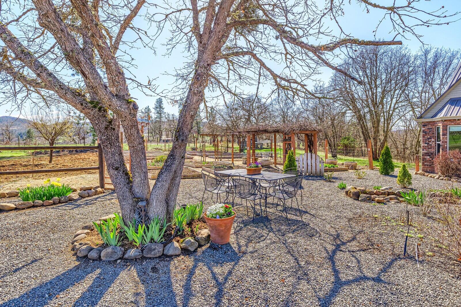 475 South Obenchain Road Eagle Point, OR 97524 - Photo 45 of 54 46-Garden Beds