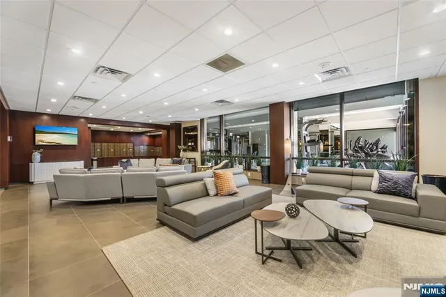 $5,700 | 9 Somerset Lane, Unit 206, Edgewater, NJ 07020