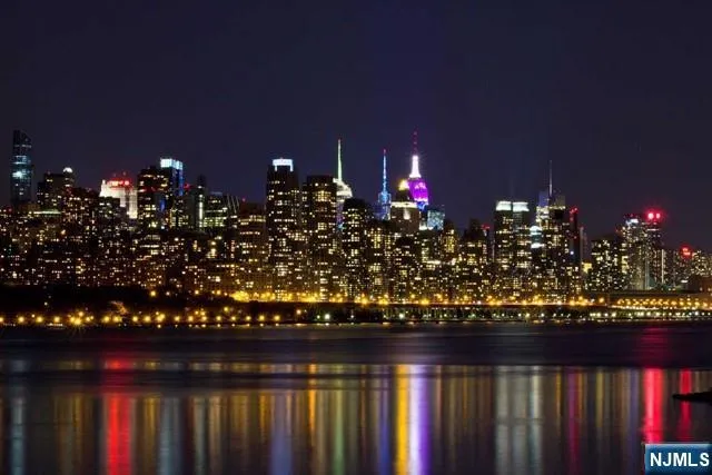 $5,700 | 9 Somerset Lane, Unit 206, Edgewater, NJ 07020