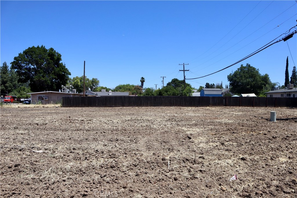 3454 G Street Merced, CA 95340 - Photo 5 of 16 a backyard of a house