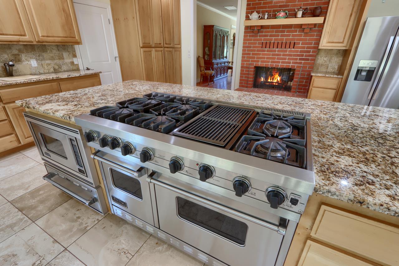 7551 Hunters Valley Road Mariposa, CA 95338 - Photo 25 of 78 a kitchen with stove and cabinets