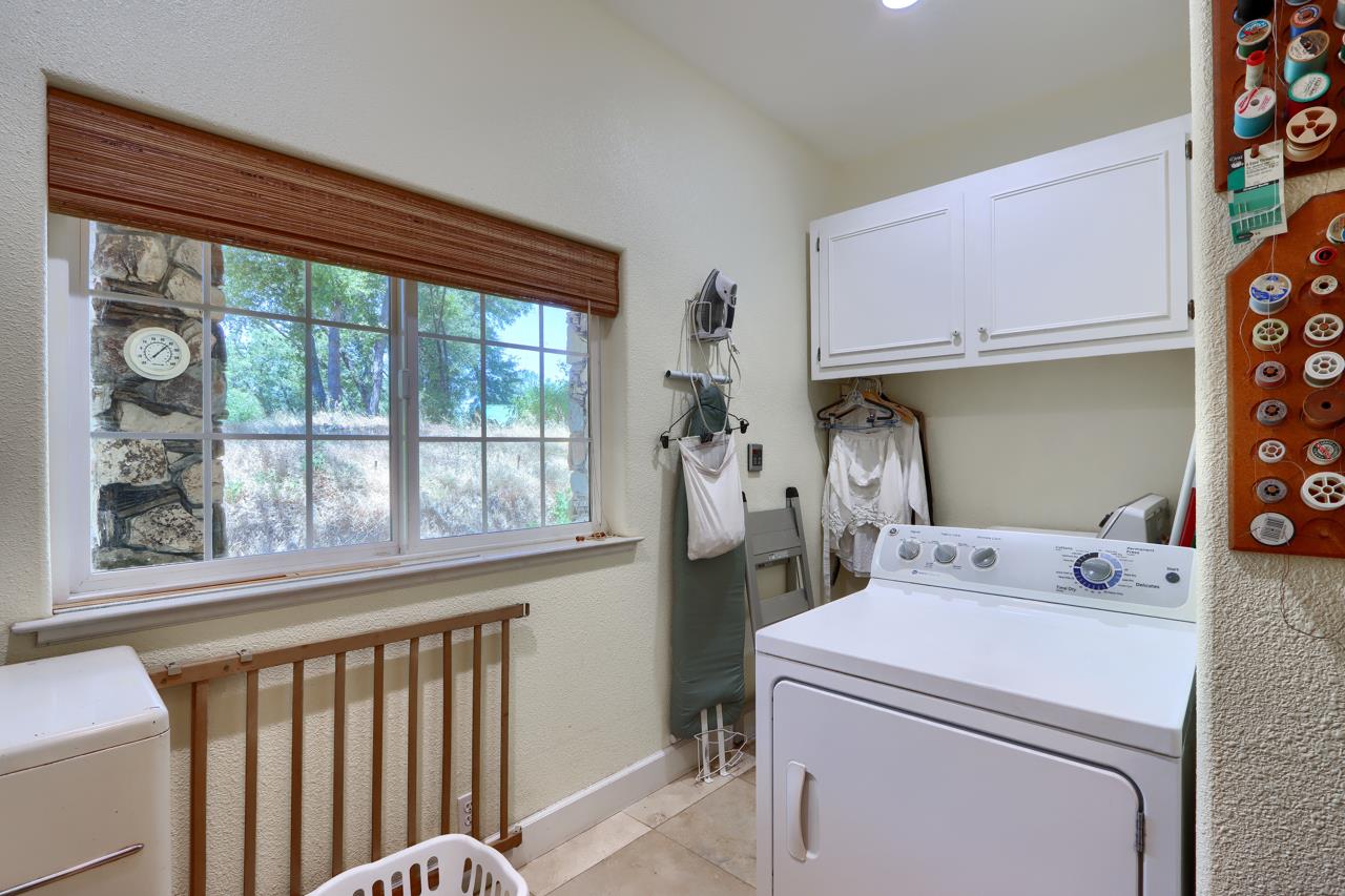 7551 Hunters Valley Road Mariposa, CA 95338 - Photo 32 of 78 a utility room with dryer and washer