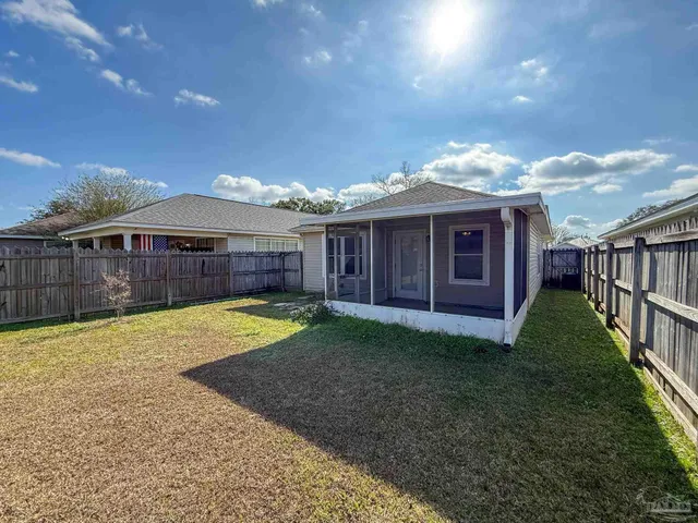 a view of a backyard