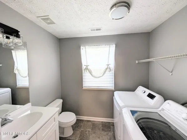 $385,000 | 5516 West Emory Road, Powell, TN 37849