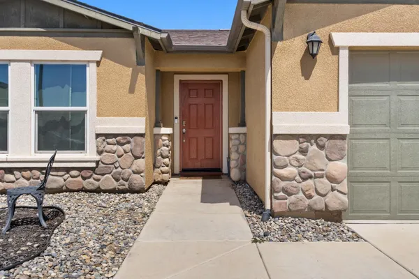 $415,000 | 5622 West Pontiac Way, Fresno, CA 93722