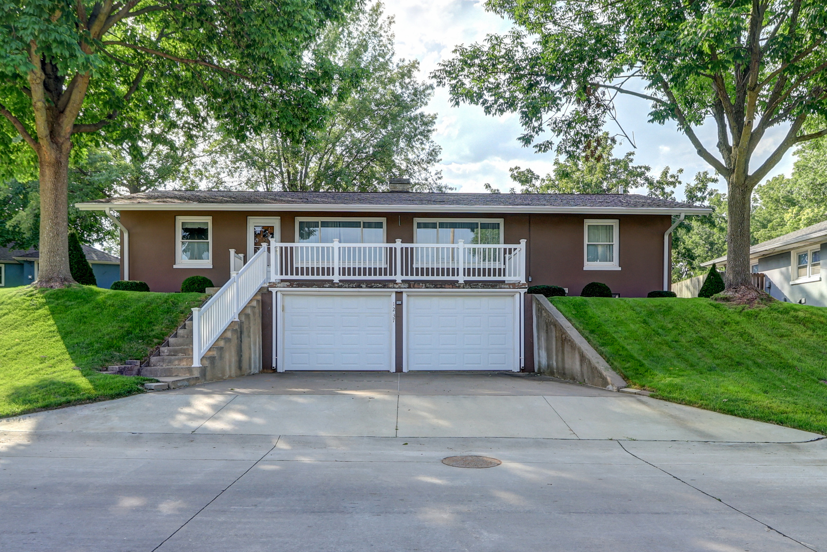 1237 Harrison Drive Clinton, IA 52732 - Photo 1 of 31 Gallery Image 1