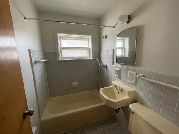 $895 | 4820 West Forest Home Avenue, Milwaukee, WI 53219