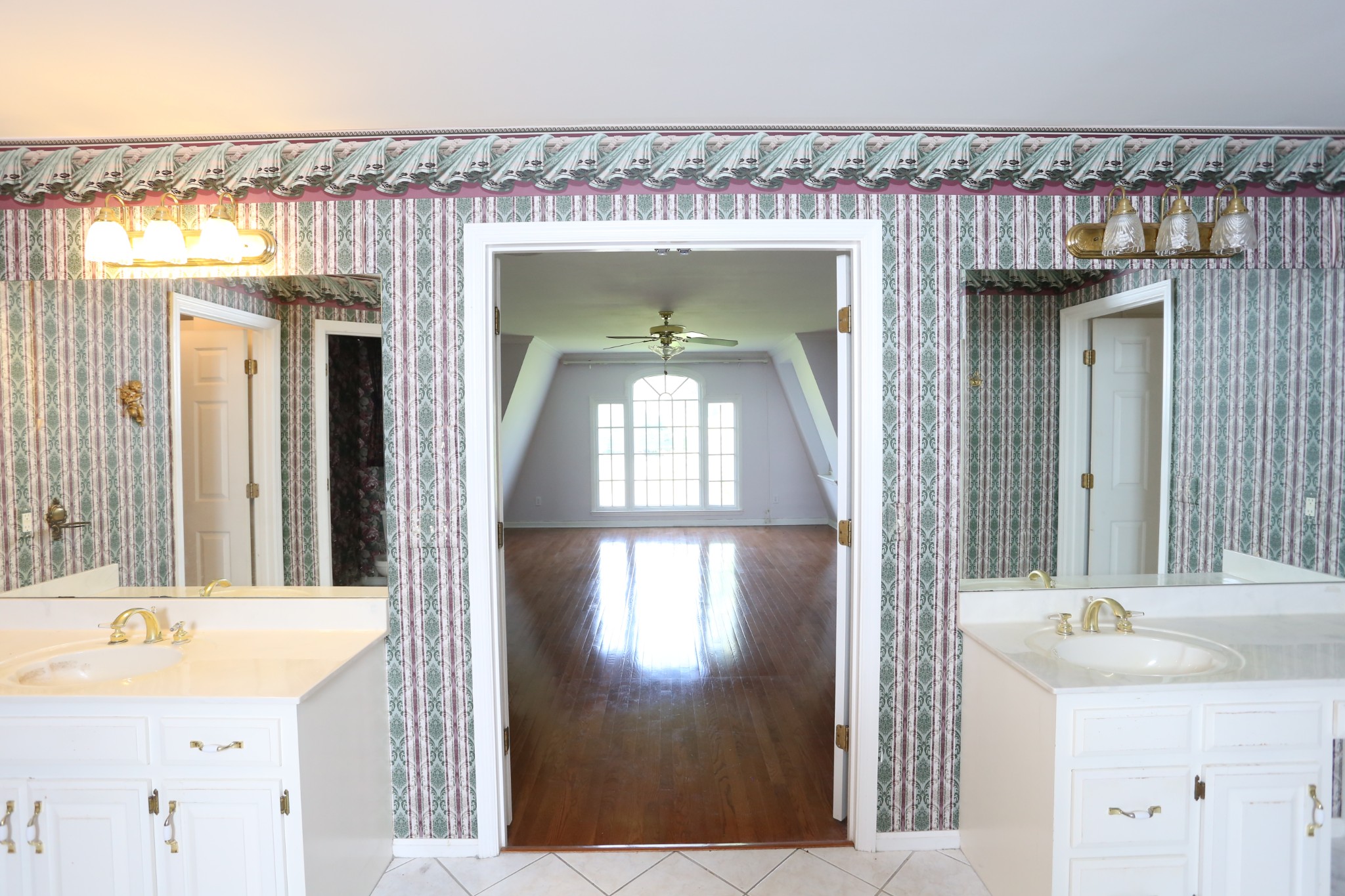 4026 Windland Drive Springfield, TN 37172 - Photo 28 of 48 a bathroom with a sink and a mirror