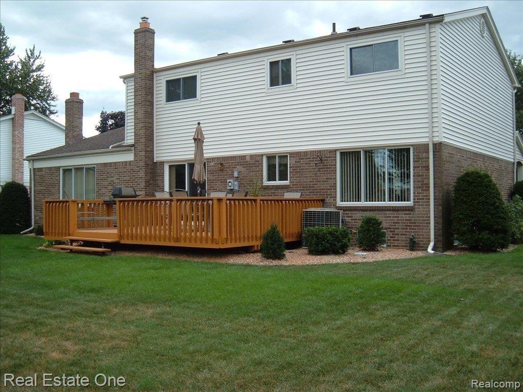 2567 Dorfield Drive Rochester, MI 48307 - Photo 23 of 23 Back of Home With Deck